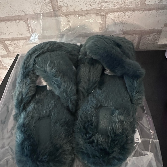Victoria's Secret Shoes - Victoria’s Secret Fuzzy Criss-Cross Slippers – Teal Green (Size M 7/8)